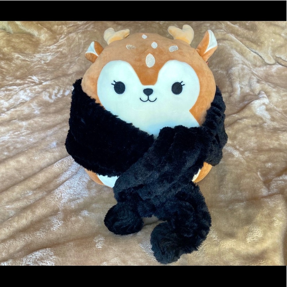 3/$15 - NWOT faux fur black scarf